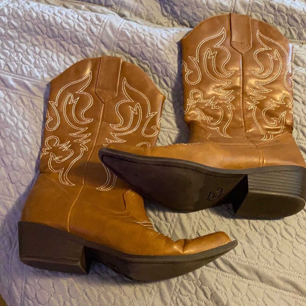 L.e.i tan boots